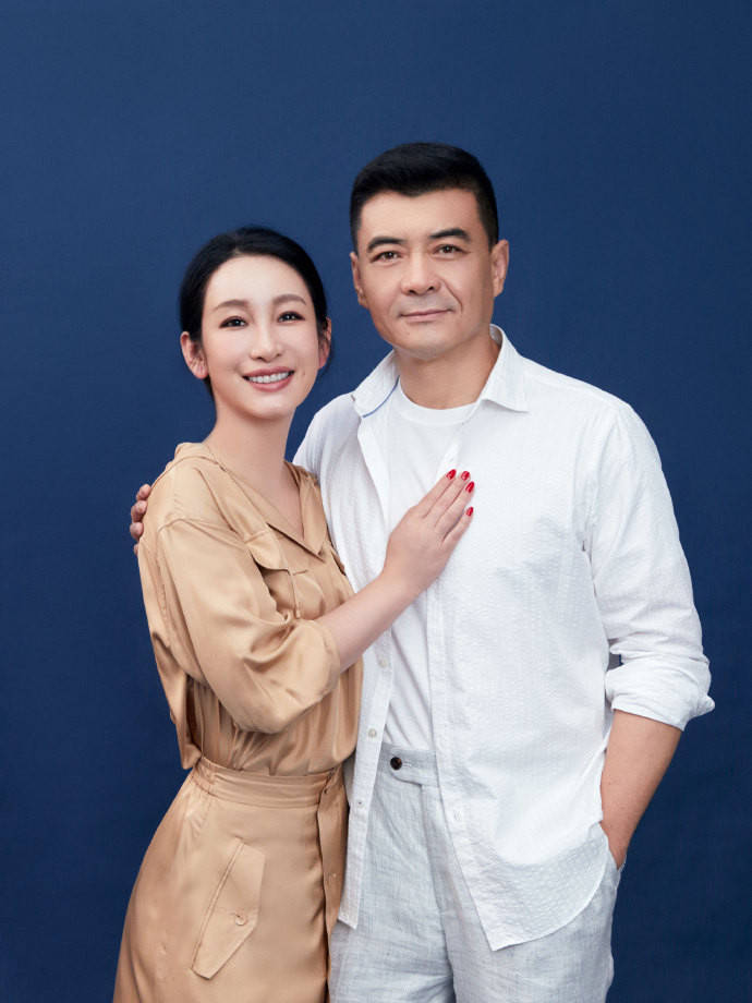 身材|秦海璐庆生穿衬衫配半裙，和王新军合影，“霸总和小娇妻”既视感