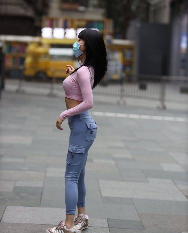 设计|街头美女瑜伽裤搭配粉色针织衫，既时尚又有活力！