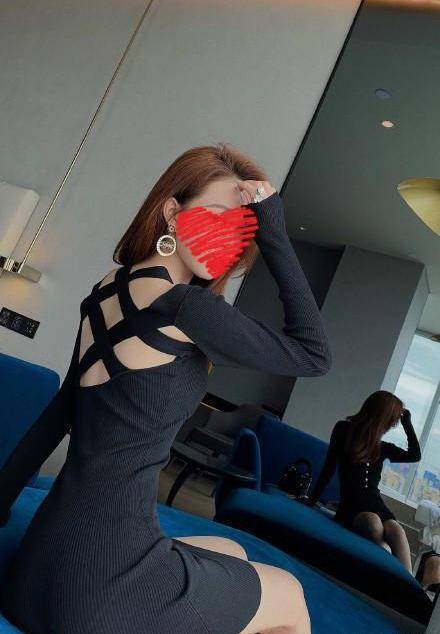 时尚|拍了拍你的衣橱是时候给自己添件女人味的衣服了,露背装就不错
