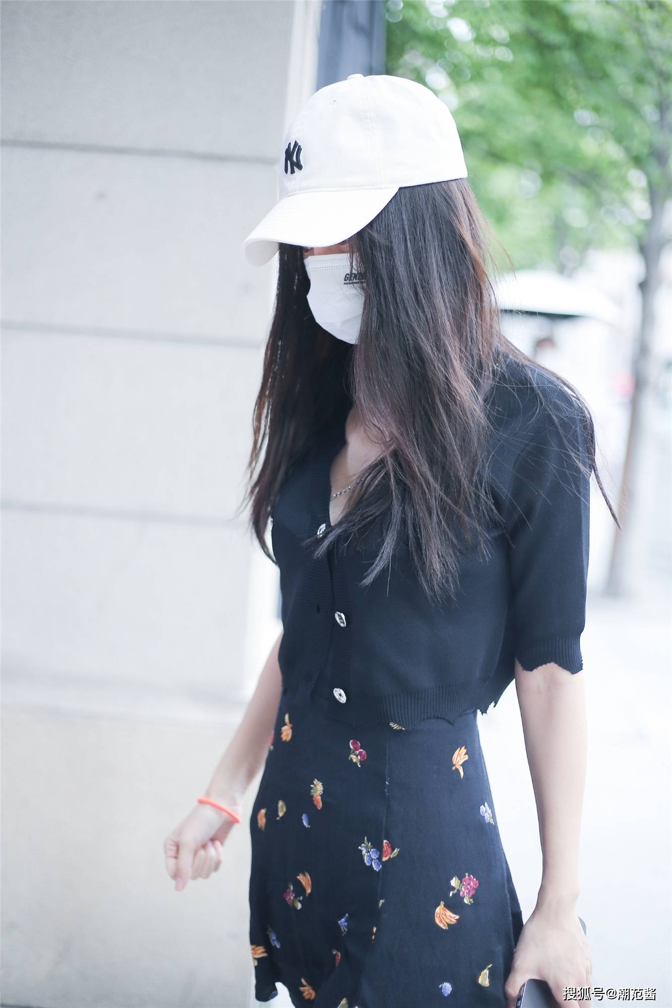 短裙|泡泡袖、小碎花烂大街？跟欧阳娜娜学不会撞衫款裙装穿搭术