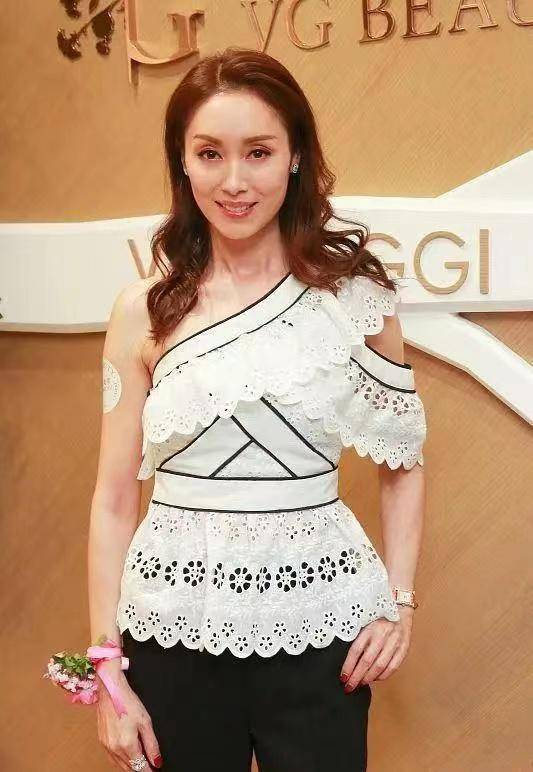 设计|郭可盈“原装脸”就是抗老，50岁依旧女人味满满，打扮起来不得了