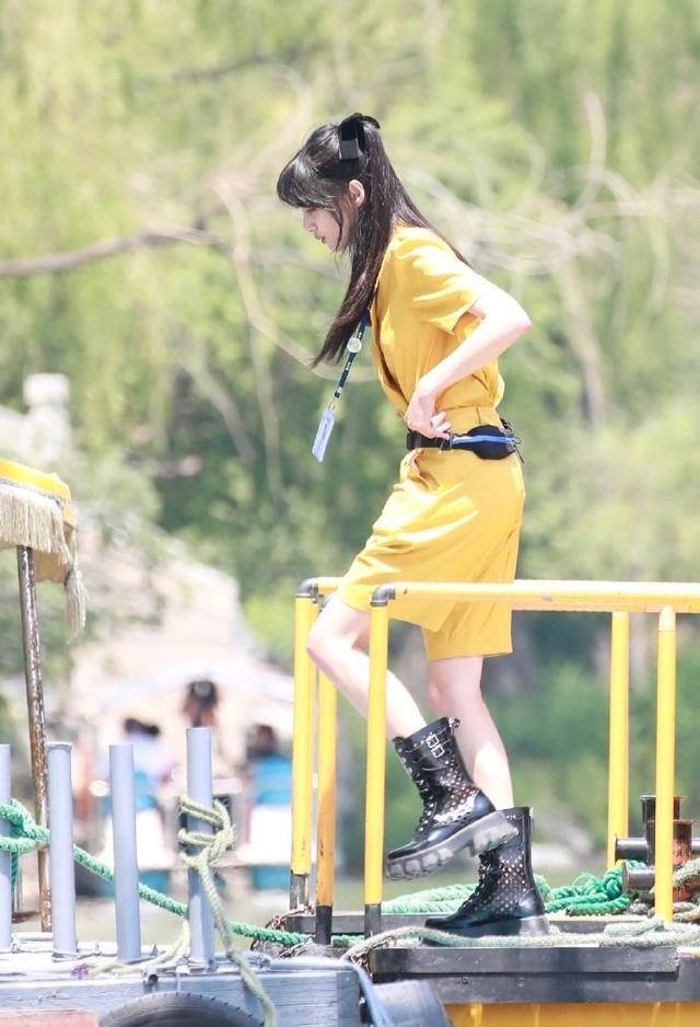 连体|郑爽还是太瘦了,穿连体短裤腰带紧勒,但还时不时需要提提