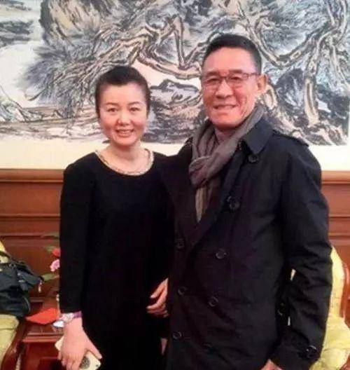 网友|杜淳带老婆上综艺却不露正脸，引网友反感：这么神秘就回家待着吧