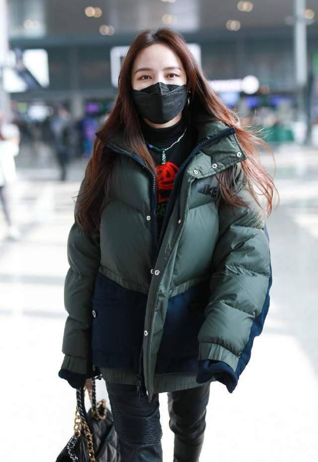 身材|孟佳机场街拍真飒，短款棉服配紧身裤，“女团身材”抢镜