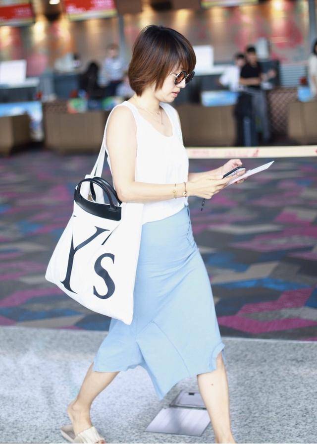 粉色|马伊琍也太潮了，牛仔裤还有“套娃”款，“剪掉”一层还有一层！