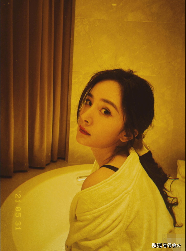 杨幂|杨幂晒手绘图画工精湛，仅用铅笔画出一个漫画美少女，线条流畅