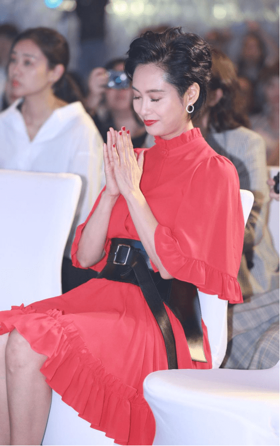 仙女|朱茵才是真“仙女”！一身红裙惊艳无比，“紫霞仙子”魅力不减