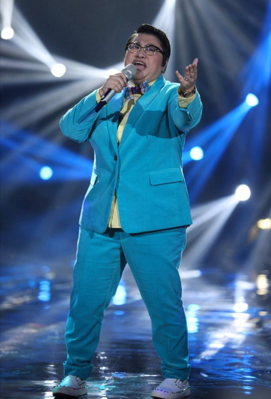 被瘦下来的韩红惊艳到穿西装配金丝眼镜如霸总气质都变了不少