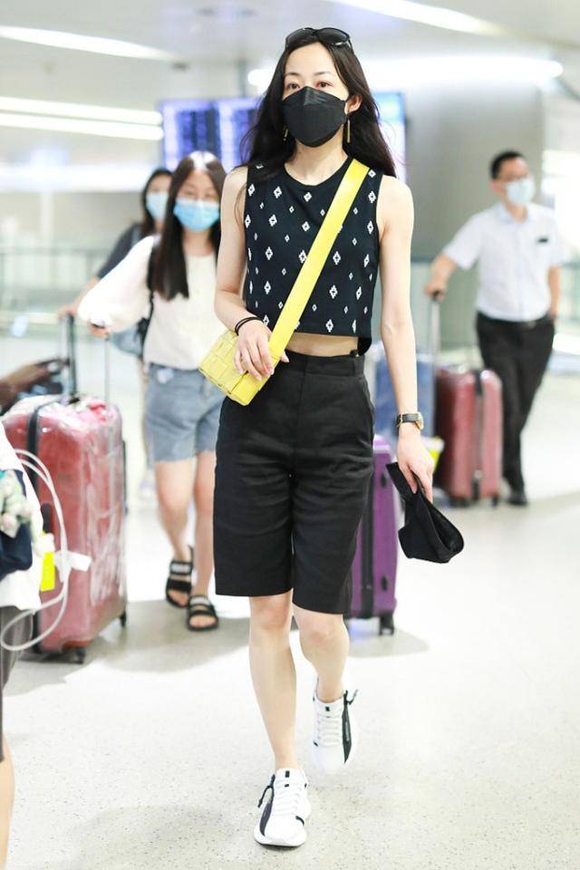 38岁韩雪身材真抢眼,穿"露脐背心"就很显气场,造型又美又飒