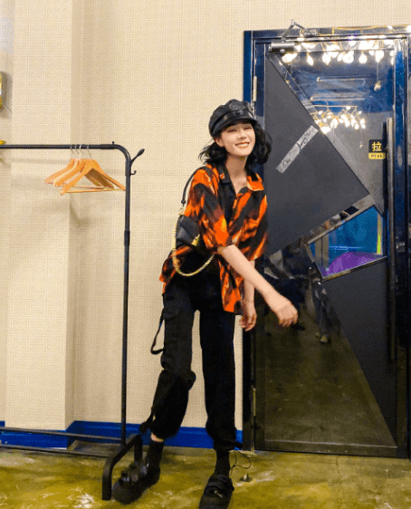 工装裤|迪丽热巴真会玩,港风衬衫配工装裤,秒变帅气小男友