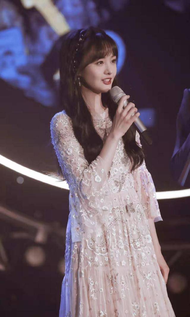 整体|郑爽现身机场,穿短裤配透明袜走路优雅,腿长却没肉暴露真实腿型