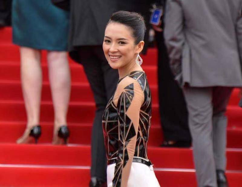 看点|章子怡果然很有国际范,穿一件黑色上衣搭配白色半身裙,高级洋气