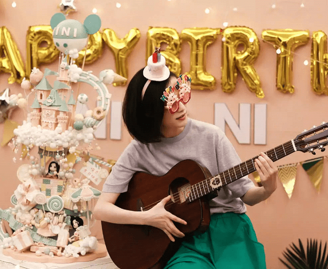 氛围|倪妮不愧是氛围感女神,老汉衫配短裤活力十足,33岁也能少女