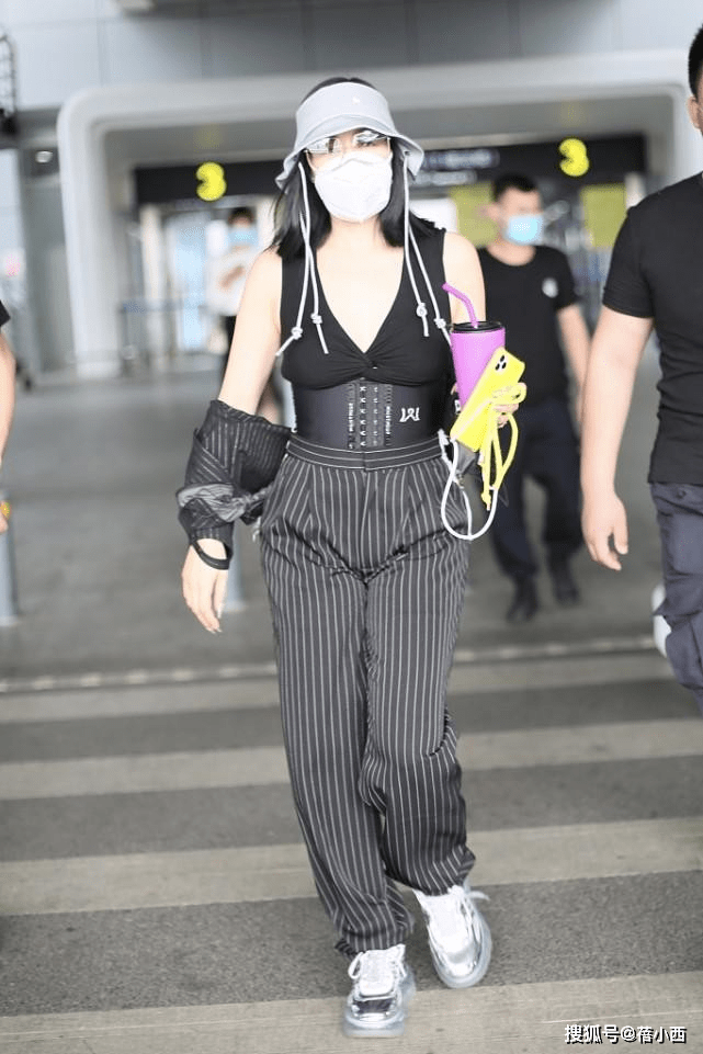 黑色|钟丽缇穿衣超爱“勒得紧”，穿背心配高腰裤，还要勒一条大腰封