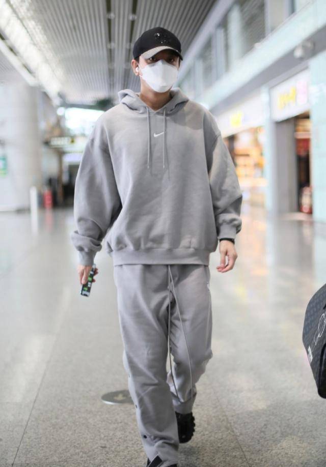 塑料|这还是韩雪吗？戴口罩加眼镜大塑料袋子套身上，造型亲妈都难认出