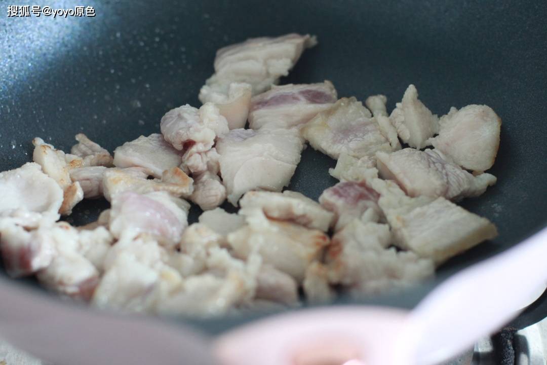 做法|五花肉和青椒先炒哪个？看看我的做法，连吃三天都不腻