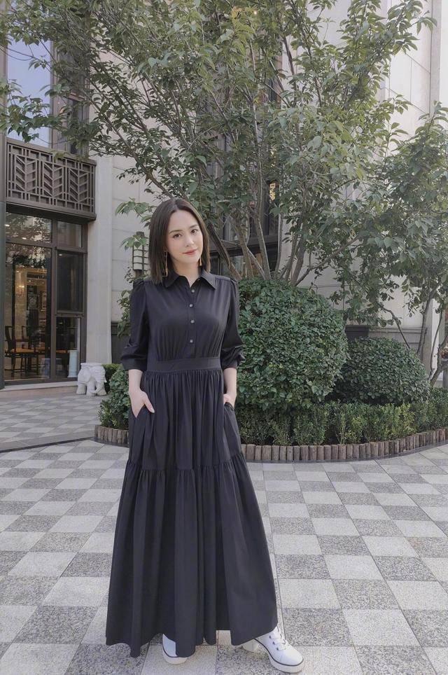 美眉|阿娇高颜值真任性，黑色V领连衣裙精致时髦，成熟大气真有女人味