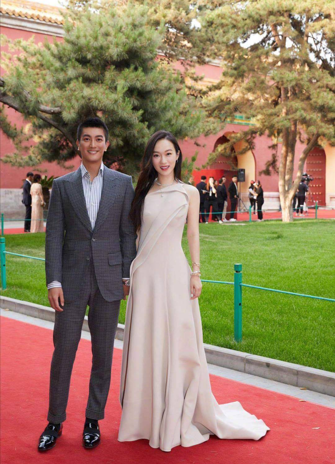 身材|霍思燕发福了，穿小吊带身材圆润，神秘小女孩同现身，打扮像公主