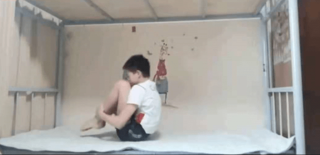 设计|14岁全红婵当冠军仍不忘初心！穿白T住上下床，坚持训练长腿抢眼