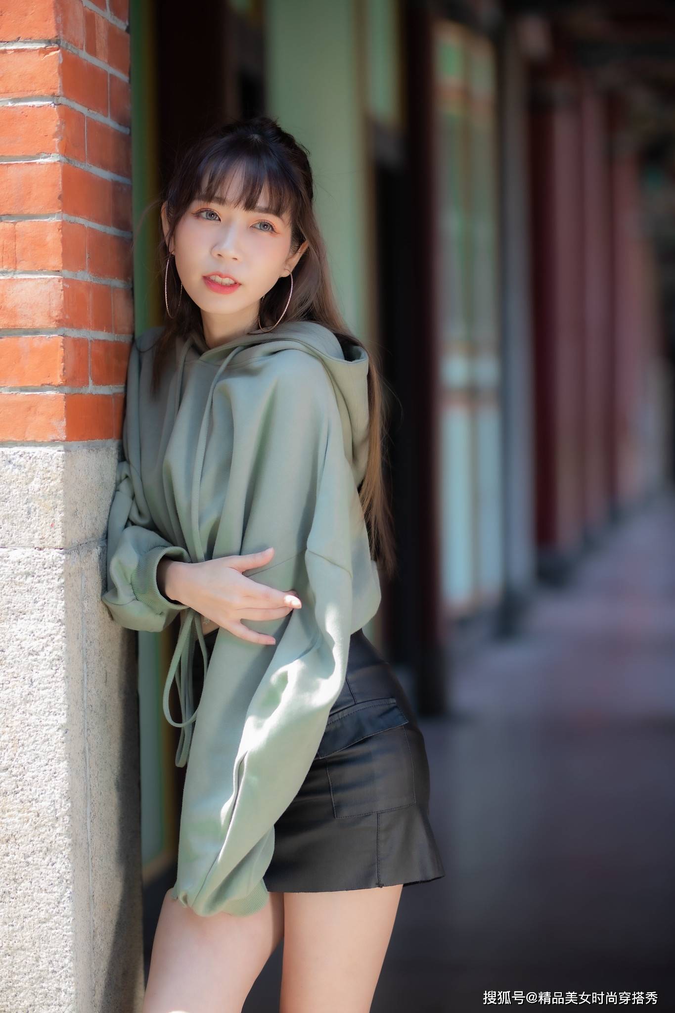 卫衣|初秋季节这么穿，你也能够成为街边那一道不可忽视的魅力焦点哦