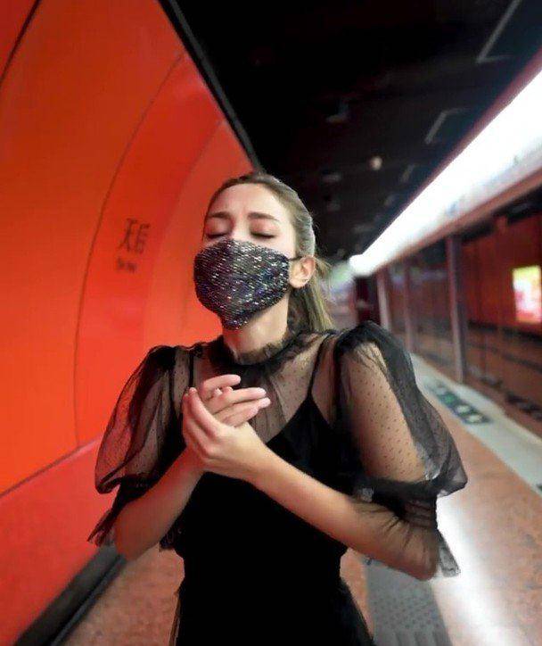 黑色|郑嘉颖也不管管陈凯琳，俩娃妈穿小黑裙地铁口唱歌，画面美得惊艳