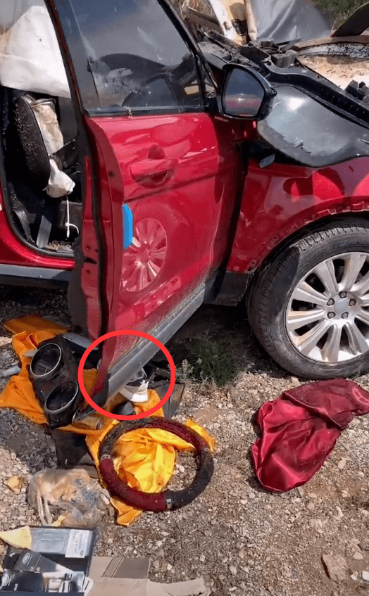 路人近距离曝光于月仙车祸现场,地上散落着于月仙衣物,画面惨不忍睹