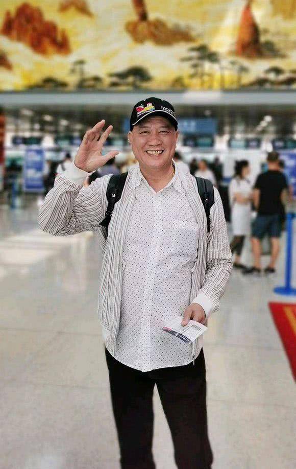 原创62岁万梓良近照,为养活妻儿四处奔波,担心小16岁娇妻无人照顾