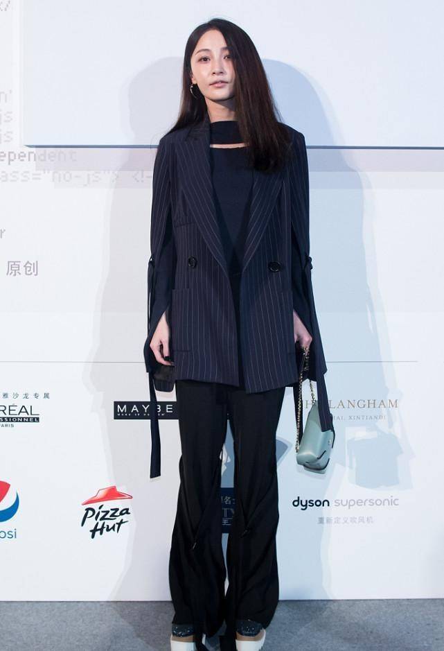 服装|姚笛的“病秧妆”看着没气色,暗黑的搭配更显憔悴,皮肤状态太差