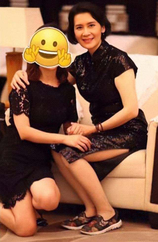 时尚|肖雄气质真好，穿黑色旗袍配短发优雅高贵，“奶奶鞋”暴露了年纪