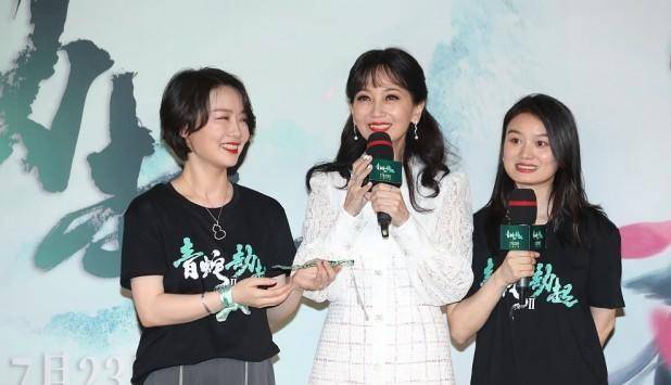 颜色|“白娘子”赵雅芝看着真不像60+，简单穿搭也有高级感，优雅大气