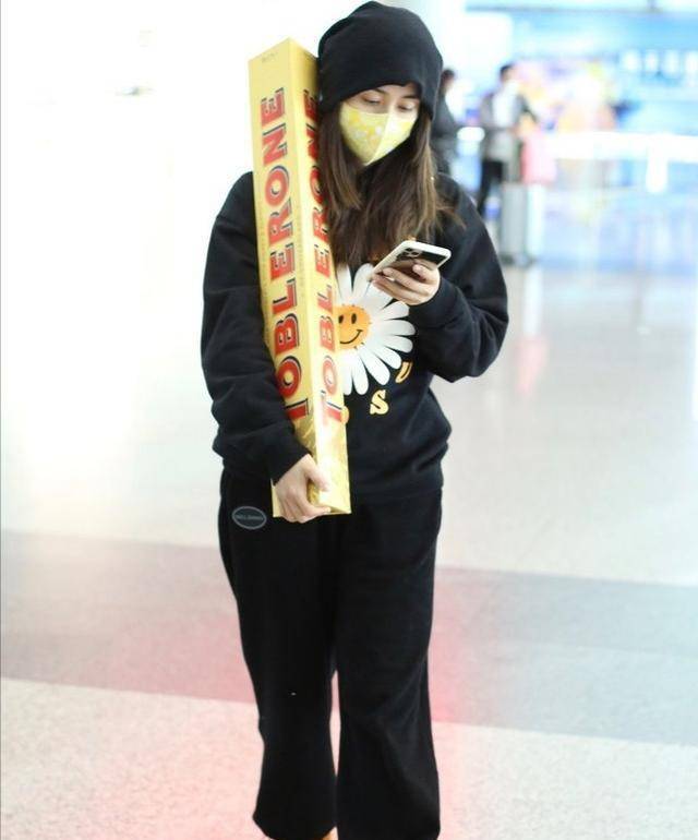 郑钧|郑钧老婆太幸福了!穿羊羔绒外套扛18斤巧克力,全世界只有2颗