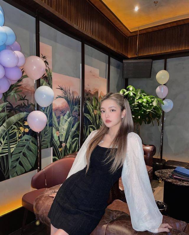 灯笼|周扬青不愧“淘模界”的扛把子，名媛裙穿出纯欲风，大长腿更养眼