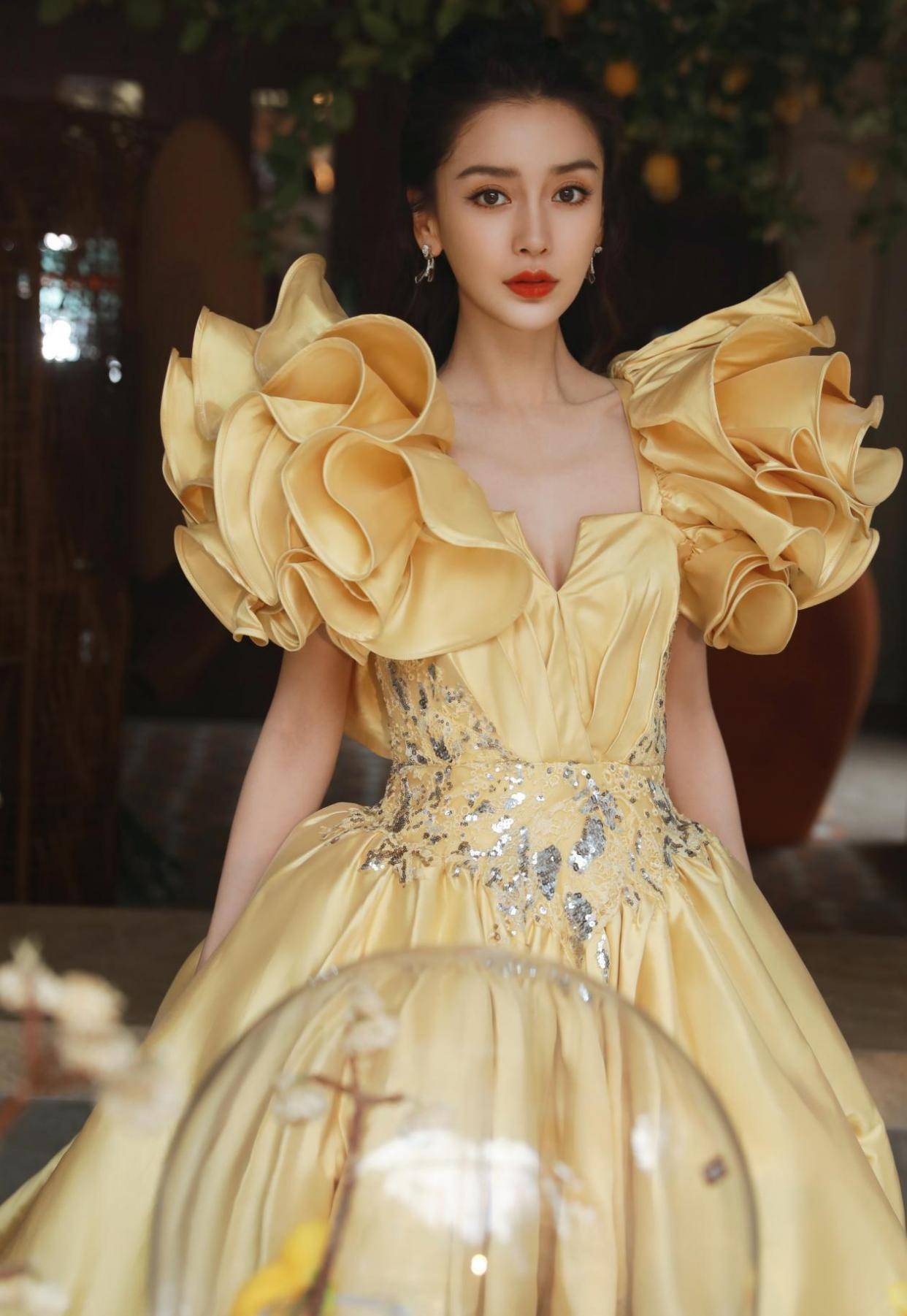 女明星的腰真的好细,杨颖穿公主裙秀小蛮腰,细得让人羡慕_金色