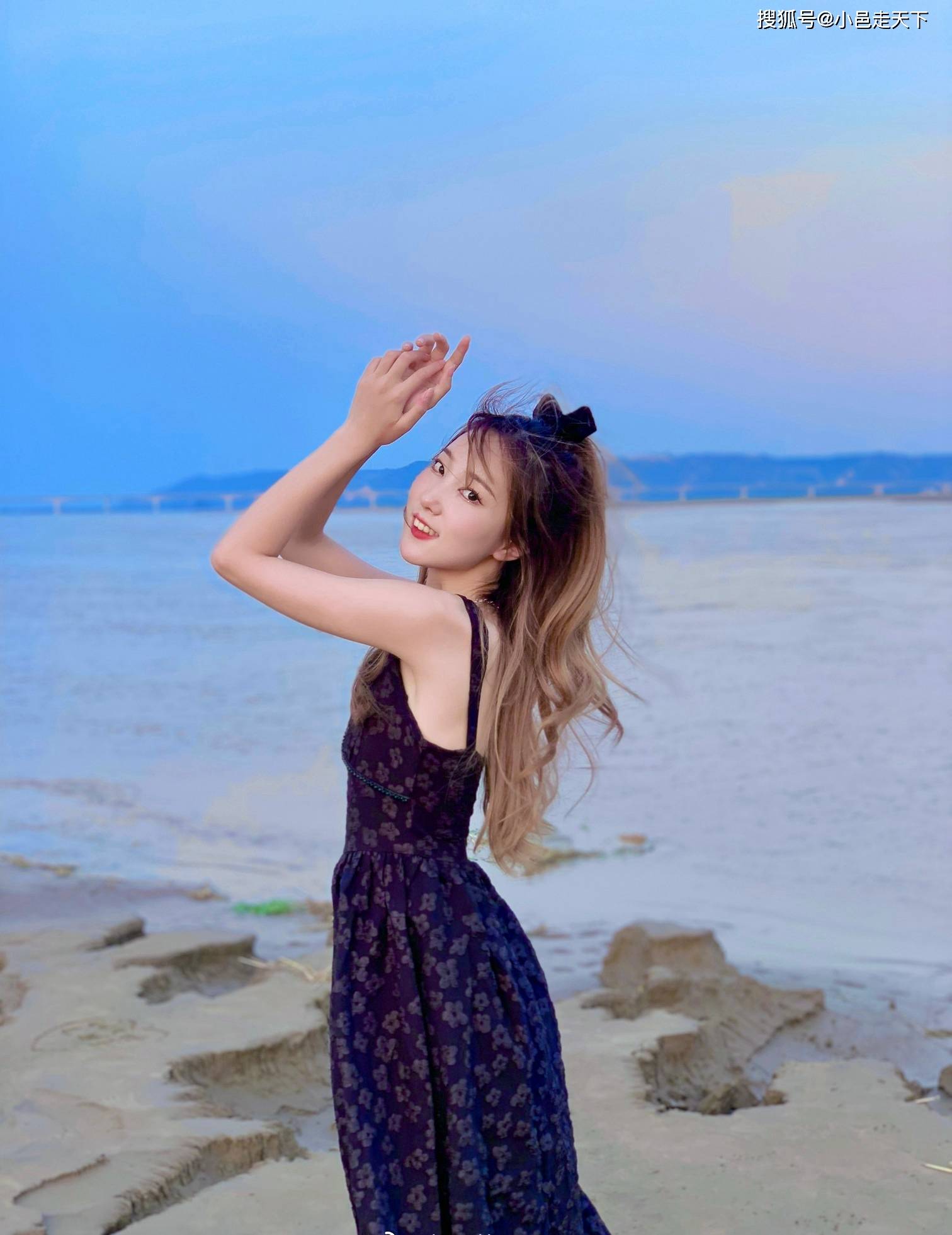 气质|史明蕙气质优雅小黑裙沙滩写真