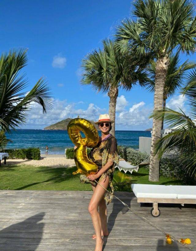 下半身|邓文迪晒泳衣照，终于get到她的美，这是51岁该有的腿吗？