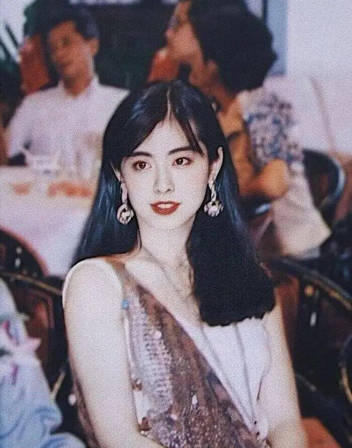 黑色|王祖贤30年前的穿搭怎么样？用香奈儿的话形容她，没人反对吧？