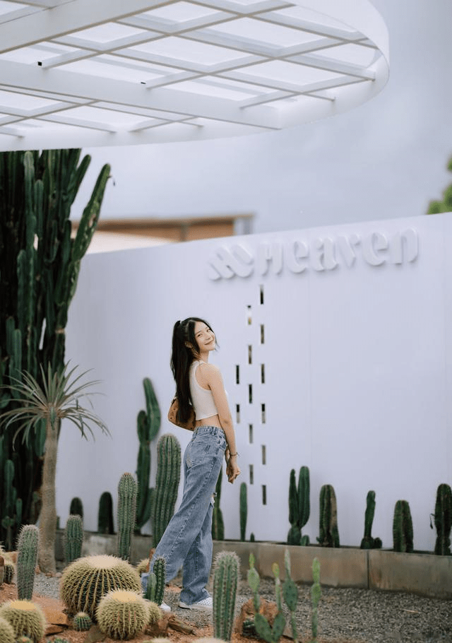 青春|对青春小姐姐来说，只需要露出纤细的小蛮腰，就可以很美很迷人