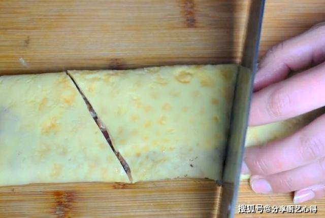 美食|洋葱这样做实在是太好吃了，不炒不凉拌，我家一周吃5次不嫌多