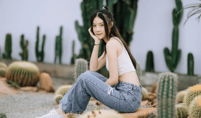 青春|对青春小姐姐来说，只需要露出纤细的小蛮腰，就可以很美很迷人