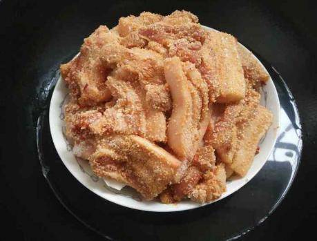 做法|过年不可少的一道菜，咸香味美入口绵软，不炒不炖，蒸一下就能吃