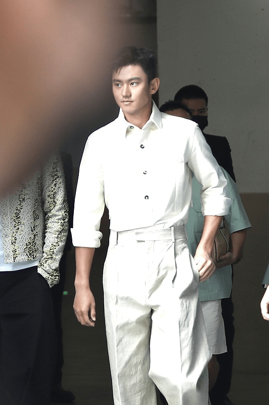 都能|93年的宁泽涛虽不是小鲜肉了，但颜值还在，一身穿搭看着真挺酷的