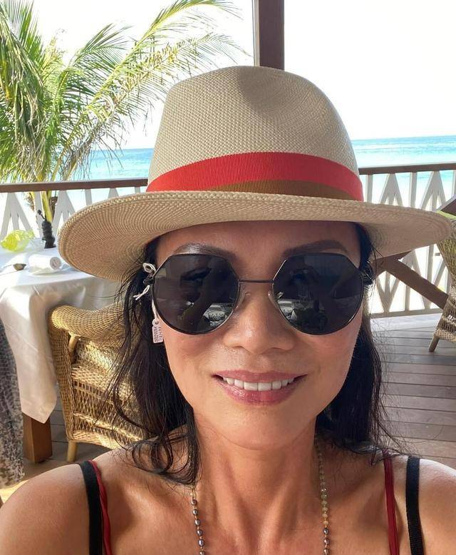 下半身|邓文迪晒泳衣照，终于get到她的美，这是51岁该有的腿吗？