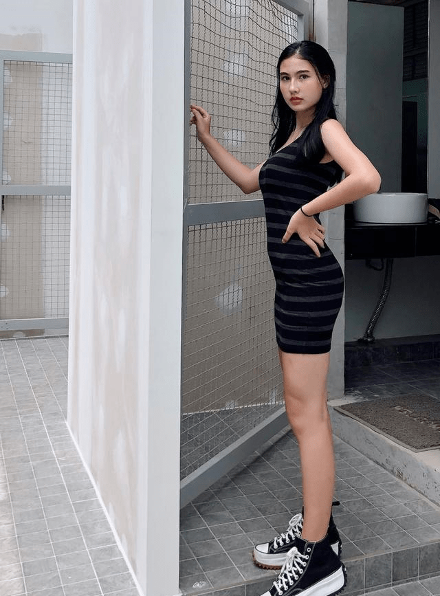 条纹|大圆脸的越南女生，条纹连衣裙的穿搭，展现出青春和甜美