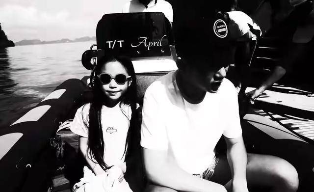 披肩|赵薇大儿子罕见晒正面照！20岁出头就是潮男，跟小四月长得都像爸