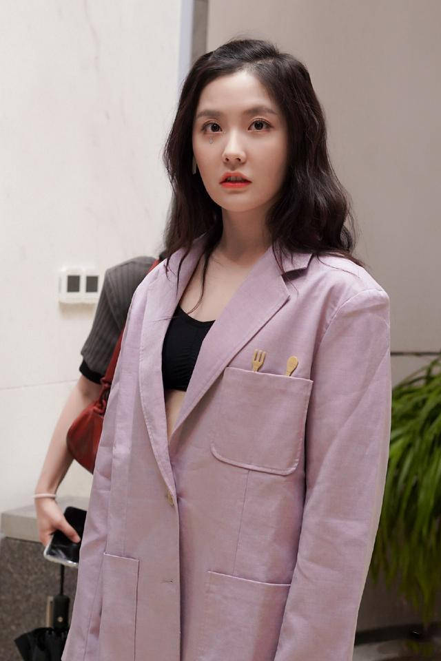 身材|王艺瑾挺会放飞自我,把大码单西当裙子穿,下衣失踪潮流也大气