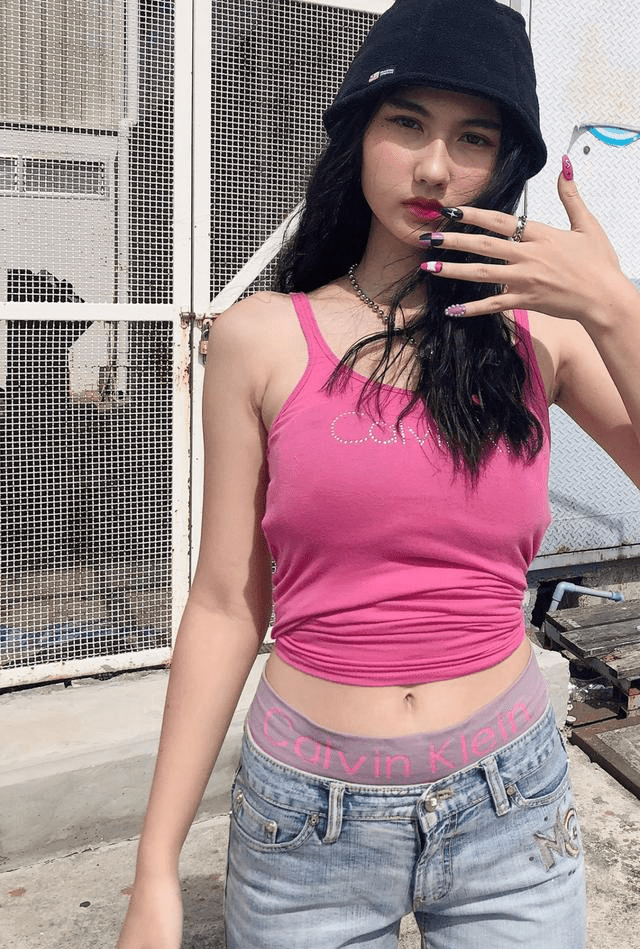 个性|穿搭简约又时尚的越南女生，虽然长相一般，但让人觉得很有个性