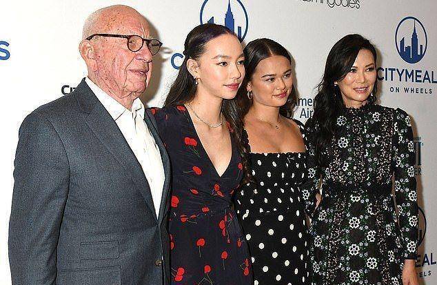 显得|邓文迪默多克罕见同框，一家四口合照没有丝毫尴尬，一般人做不到