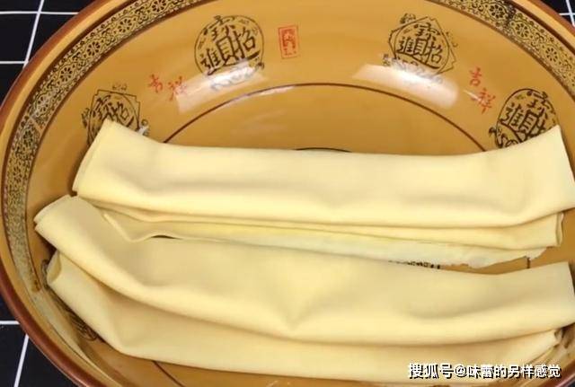 做法|1张豆腐片加些猪肉馅，抹匀铺平不炒不炖，出锅香气扑鼻真好吃