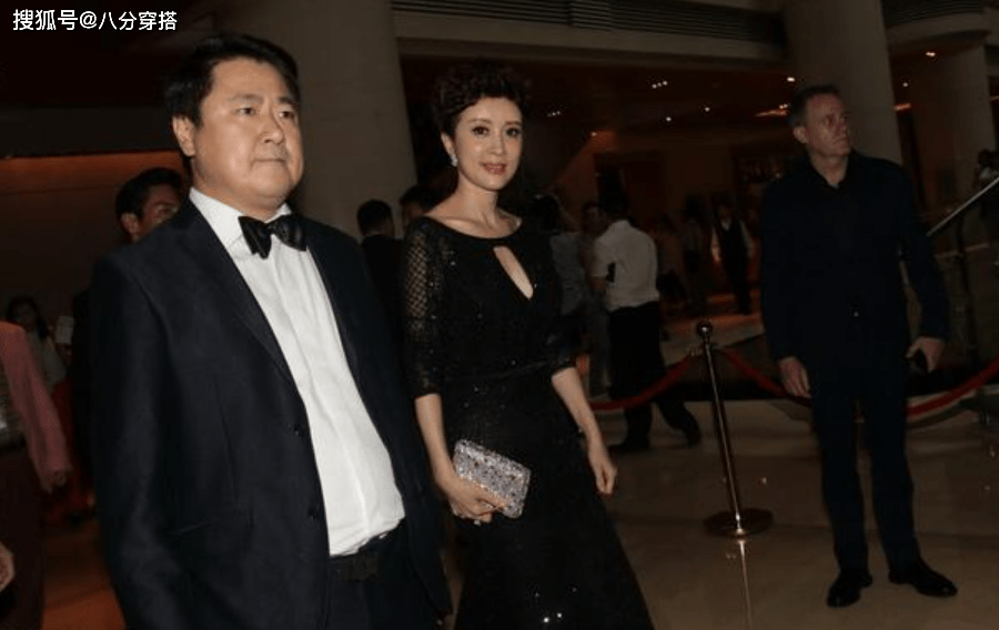 黑色|金巧巧虽是“大婶”年纪，穿黑色连衣裙成熟优雅，气质不输年轻人