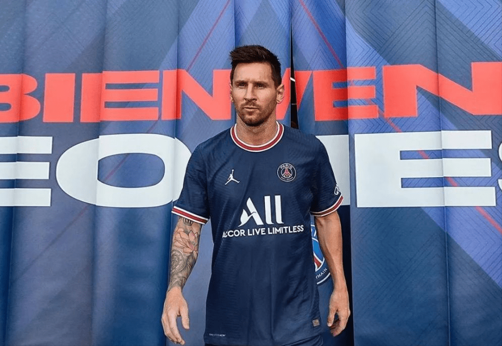 梅老板现身大巴黎主场,身穿30号球衣颠球,哈维:他仍想留在巴萨